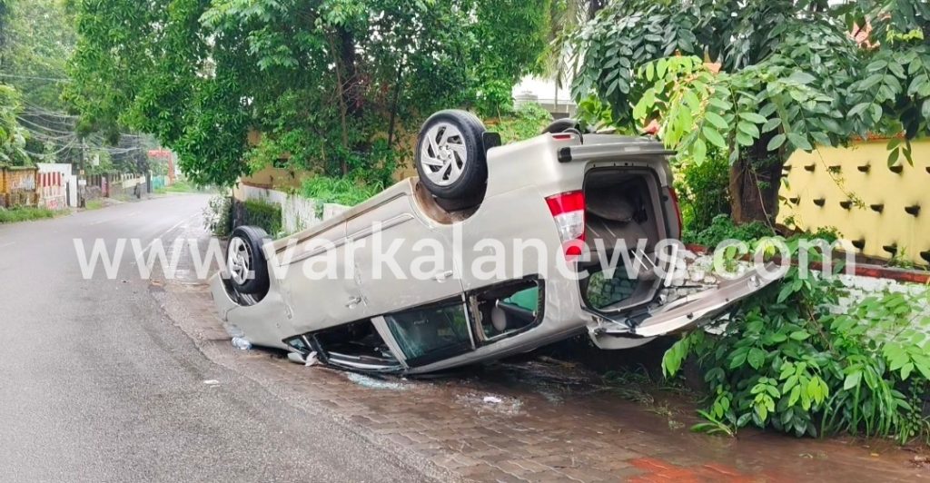 വർക്കലയിൽ ഇന്നോവ കാർ തലകീഴായി മറിഞ്ഞു ; രണ്ടുപേർക്ക് നിസാര പരിക്ക്