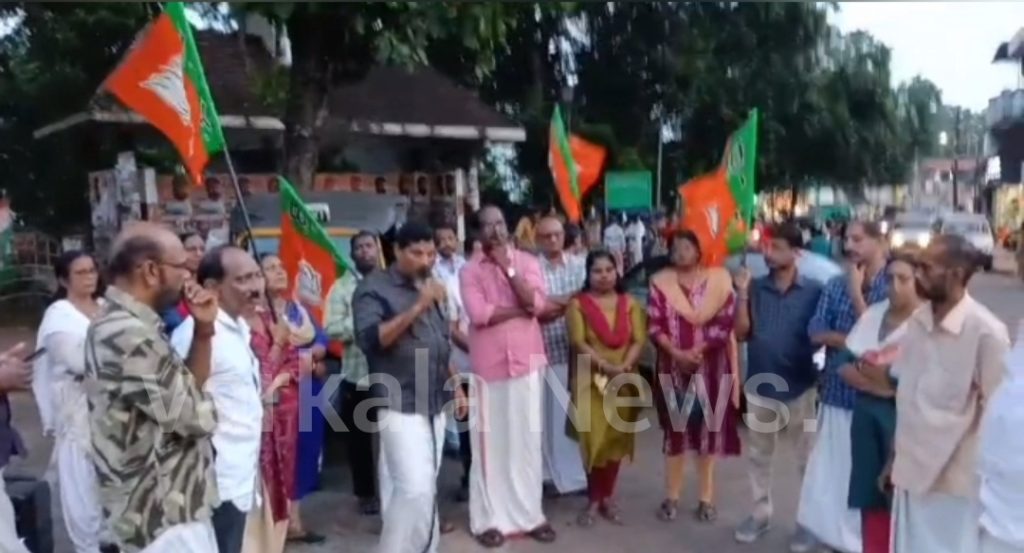 സ്ത്രീകളുടെ സൗജന്യ യാത്രാ പദ്ധതി ചുരുക്കിയതിൽ ബിജെപി പ്രതിഷേധം